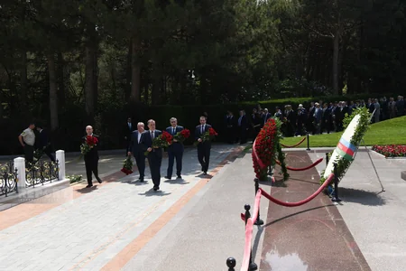 XİN rəhbərliyi Fəxri Xiyabanda Heydər Əliyevin məzarını ziyarət edib