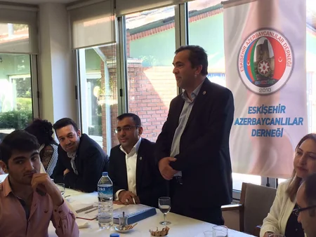 Diaspor rəhbəri azərbaycanlı tələbələrlə görüşüb
