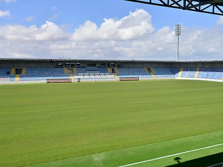 AFFA Bakıdakı stadionlardan birinin süni örtüyünü təbii ot örtüyü ilə əvəzləyib