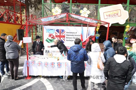 Britaniya səfirliyi Bakıda xeyriyyə yarmarkası təşkil edib