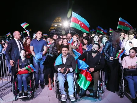 Heydər Əliyev Mərkəzinin parkında Müstəqillik Günü münasibətilə konsert olub