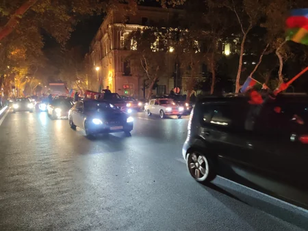 В Баку празднуют победу Азербайджана над Арменией