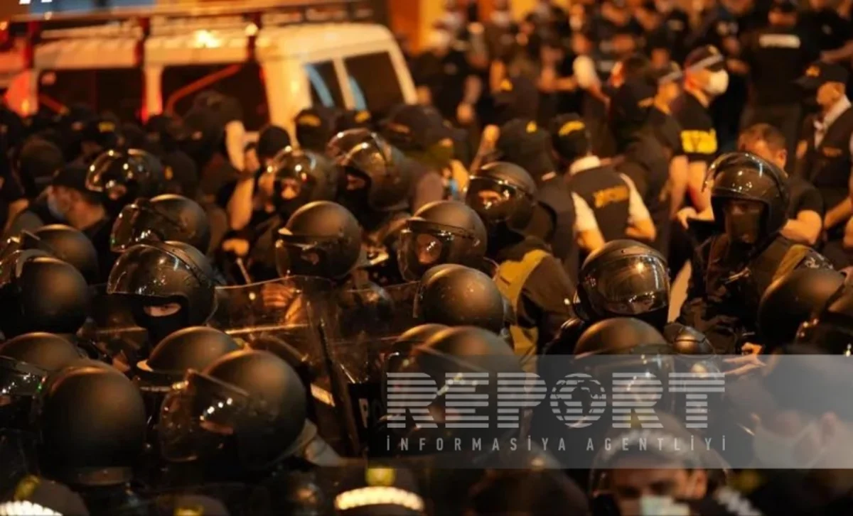 Спецназ начал разгон митинга в Тбилиси у здания парламента