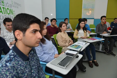Təhsil naziri SABAH qrupları üçün yaradılan auditoriyada Açıq dərsi izləyib