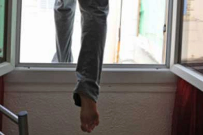 A man fallen from the fourth floor is still alive