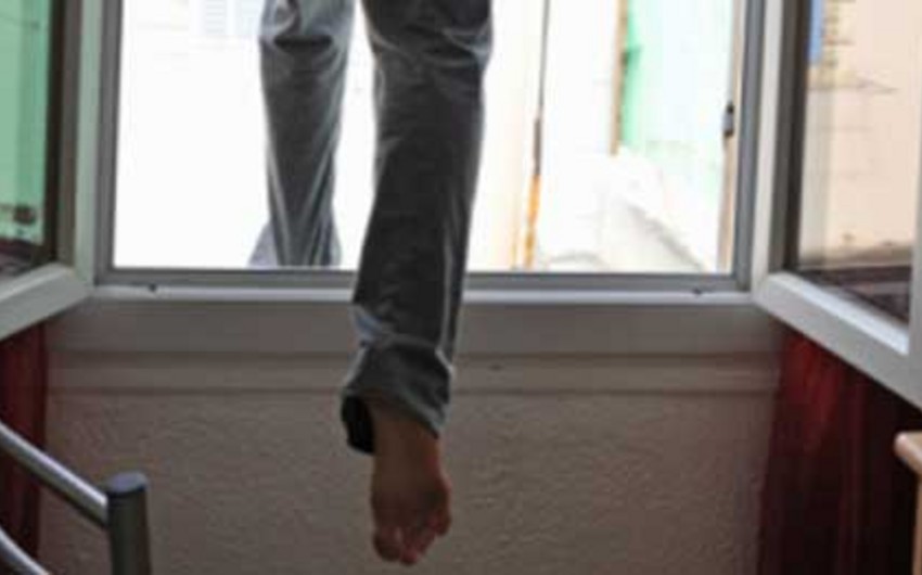 A man fallen from the fourth floor is still alive