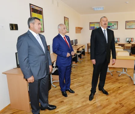 Prezident İlham Əliyev Bakıda 212 saylı məktəbdə yaradılan şəraitlə tanış olub