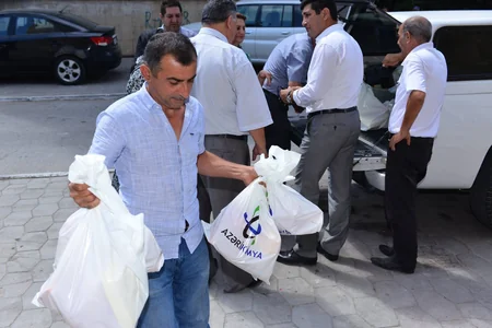 Azərikimyada aztəminatlı ailələrə sovqat paylanılıb