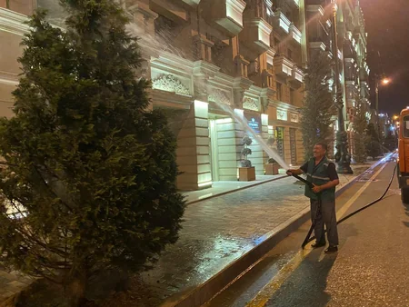 Bakıda ağaclar suvarılır və yuyulur