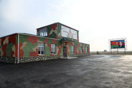 Defense Minister watches combat training classes
