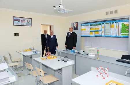 Prezident İlham Əliyev Bakıdakı 261 nömrəli məktəb-liseydə əsaslı təmirdən sonra görülən işlərlə tanış olub - YENİLƏNİB