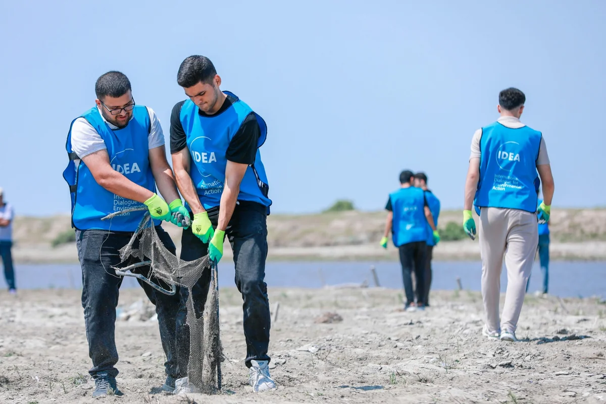 IDEA Kür çayı sahilində ənənəvi təmizlik aksiyası təşkil edib