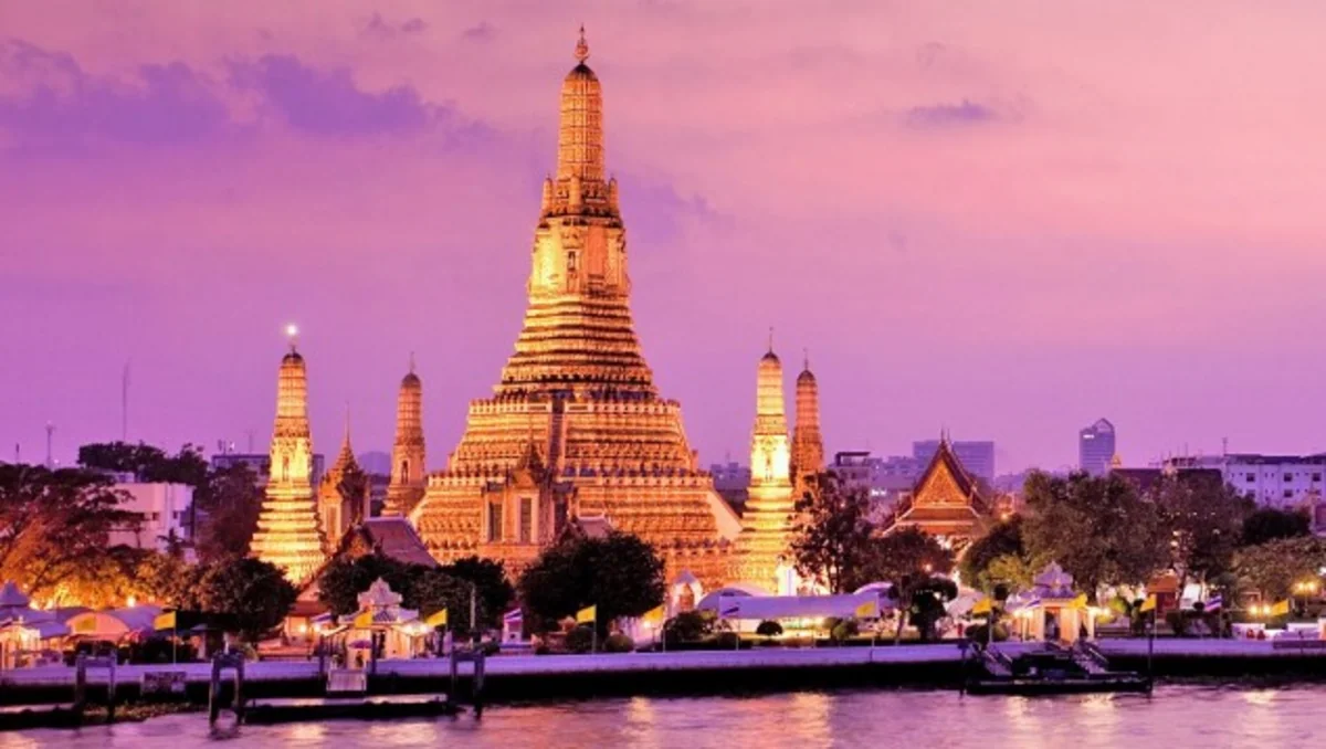Thailand tightens security in tourist areas after a string of blasts