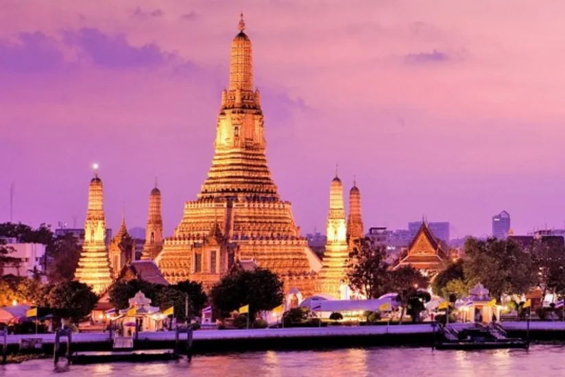 Thailand tightens security in tourist areas after a string of blasts