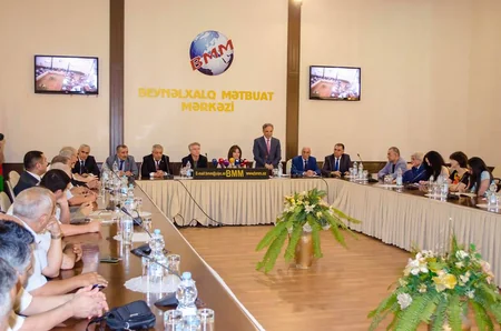 Mətbuat Şurası Fransa Senatının üzvlərini mükafatlandırıb