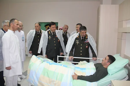 Müdafiə Nazirliyinin rəhbərliyi Novruz bayramı münasibətilə hərbi hospitalda olub