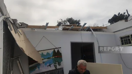 Güclü külək Bakıda evin damını uçurub, xəsarət alanlar var