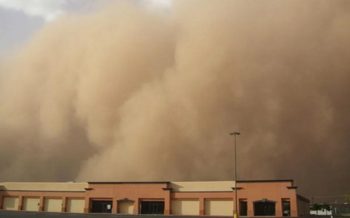 Китайский город накрыла песчаная буря