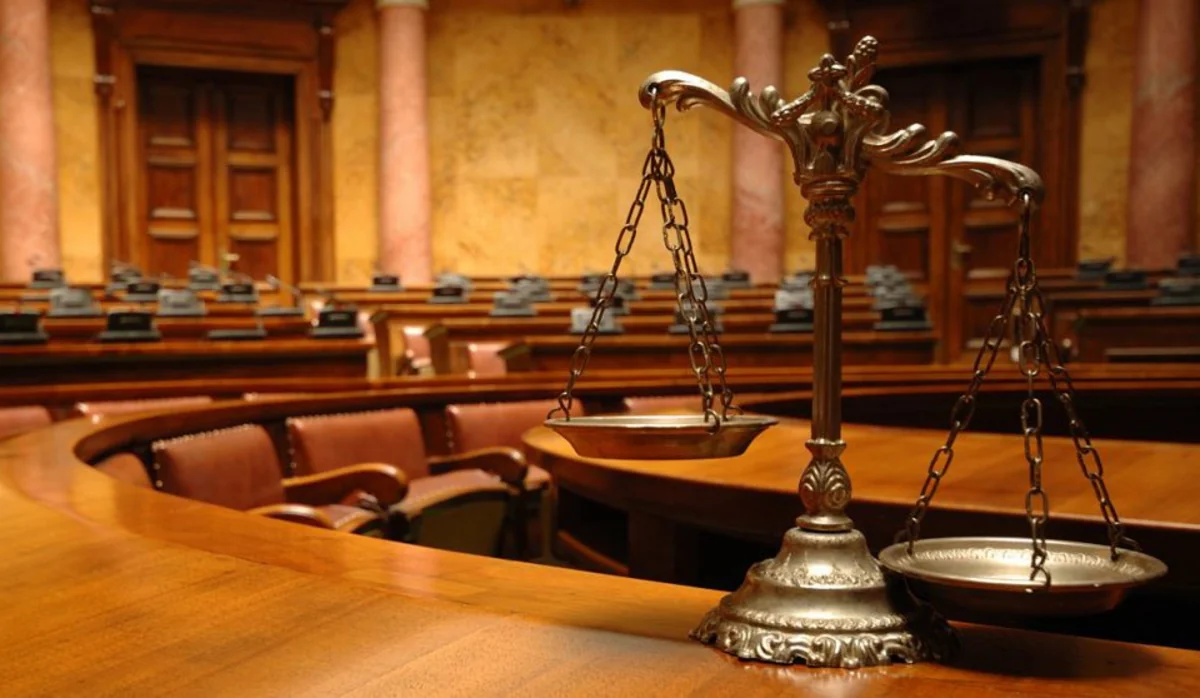 Məktəbin direktoru: Onu yerə yıxıb üstünə oturdum ki, qaça bilməsin