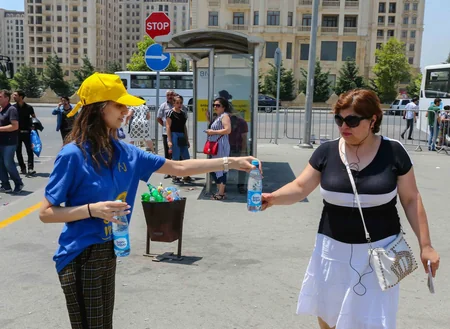 Bakı Nəqliyyat Agentliyinin əməkdaşları sərnişinlərə su paylayıblar