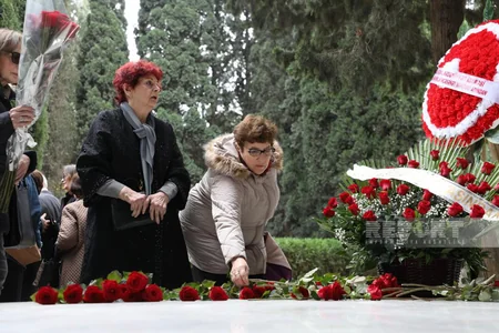 Görkəmli bəstəkar Fikrət Əmirovun məzarı ziyarət olunub