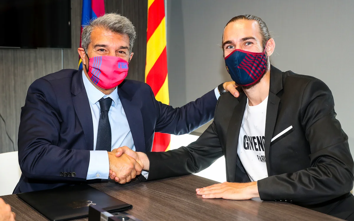 Barcelona extends contract with Mingueza