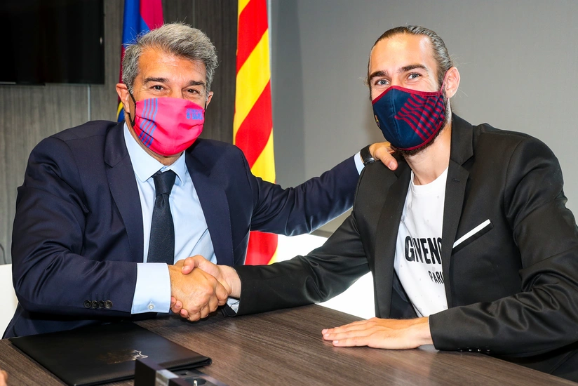 Barcelona extends contract with Mingueza