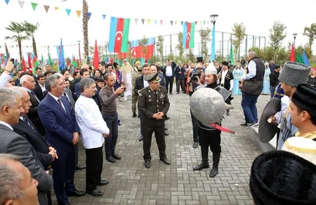 Xalqla Ordu əl-ələ devizi altında kütləvi vətənpərvərlik bayramı keçirilib