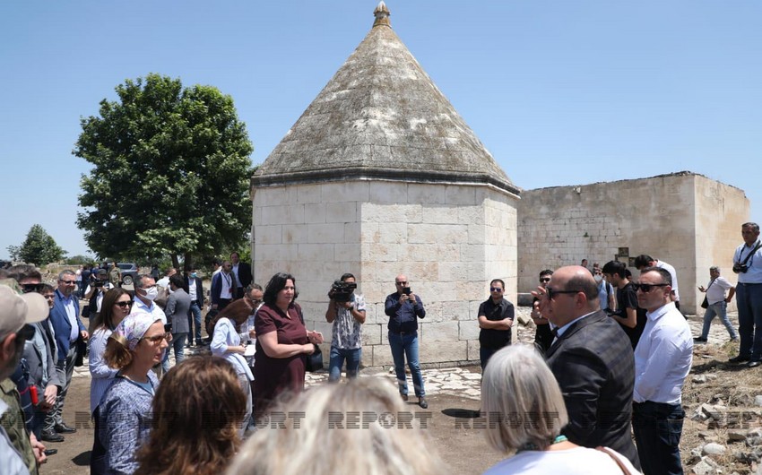 Xarici diplomatlar Ağdamda Xurşidbanu Natəvanın dağıdılmış məqbərəsi ilə tanış olublar