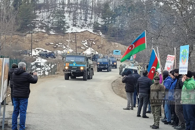 По дороге Ханкенди-Лачын беспрепятственно проехало 54 автомобиля российских миротворцев
