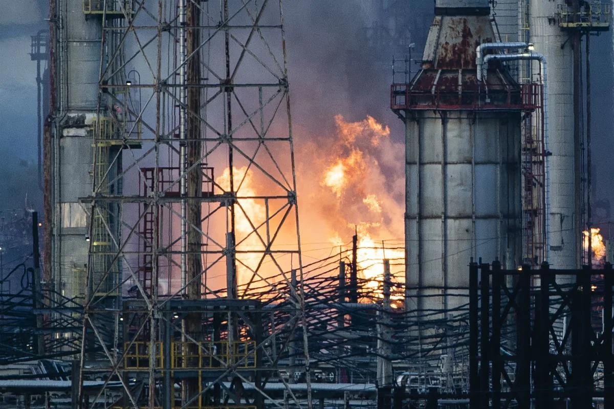 На нефтеперерабатывающем заводе на юго-западе Ирана вспыхнул пожар