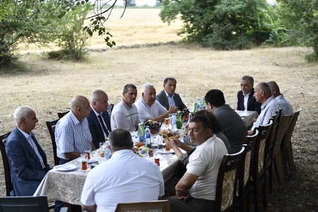 Məcnun Məmmədov Xaçmazda taxıl biçinini izləyib, fermerlərlə görüşüb