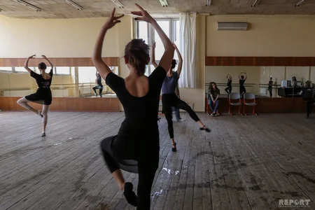Musiqi səsləri, dəhlizdə gəzişən kiçik balerinalar - REPORTAJ