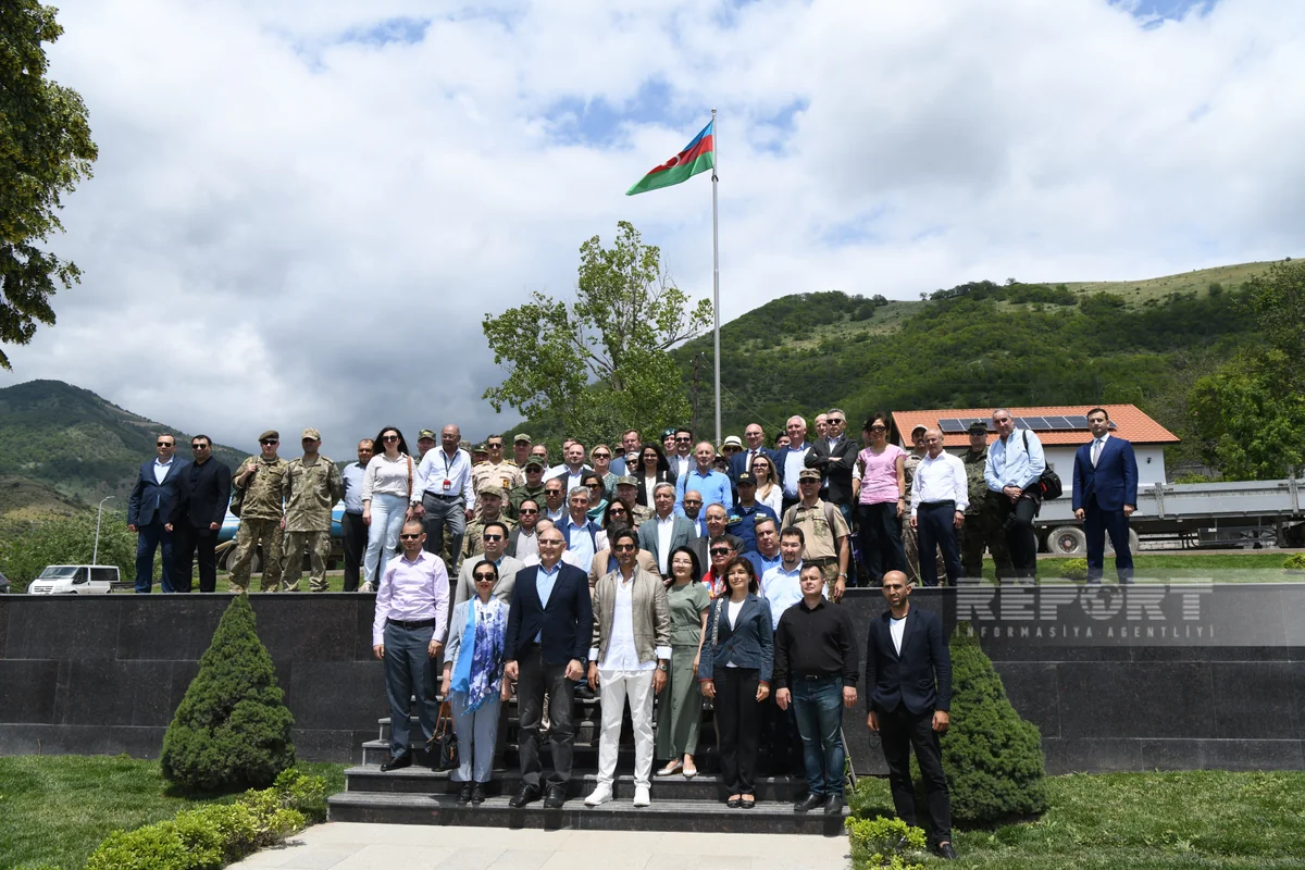 Foreign diplomats visit flag square in Lachin