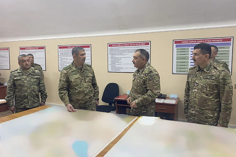 Министр обороны Азербайджана Закир Гасанов посетил штаб Сухопутных войск