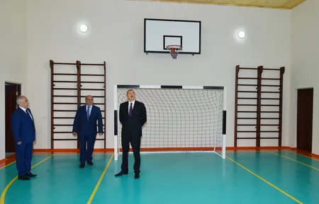 ​Prezident Bakıda lisey binasında təmir işlərindən sonra yaradılan şəraitlə tanış olub