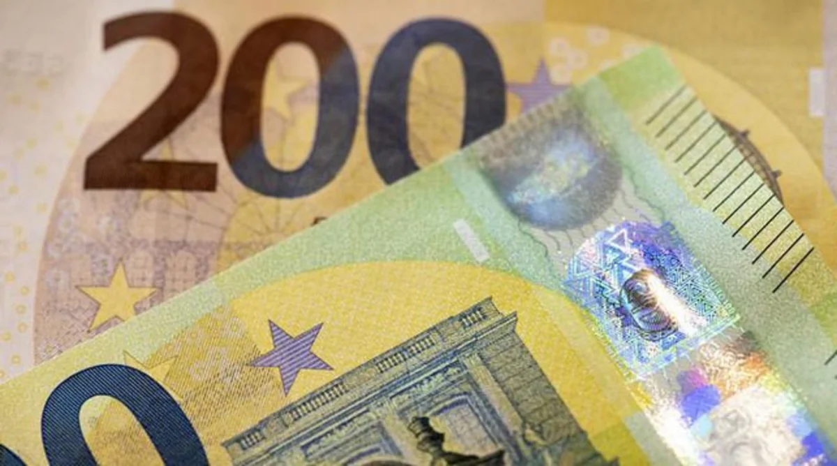 В ЕС вводятся в обращение обновленные банкноты в 100 и 200 евро