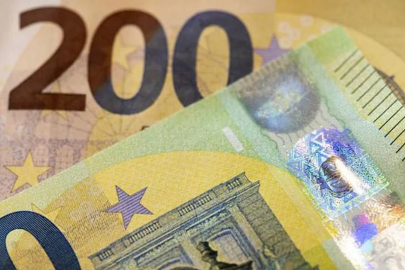 В ЕС вводятся в обращение обновленные банкноты в 100 и 200 евро