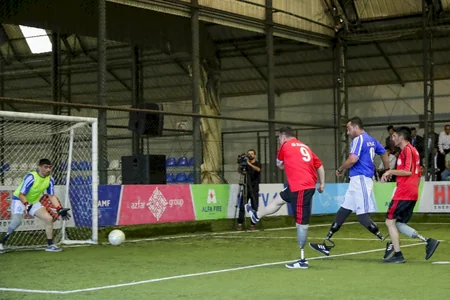 Protezlə təmin edilən qazilər futbol oynayıb