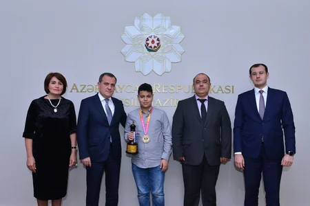 Təhsil naziri şahmat üzrə dünya çempionu olan məktəbli ilə görüşüb