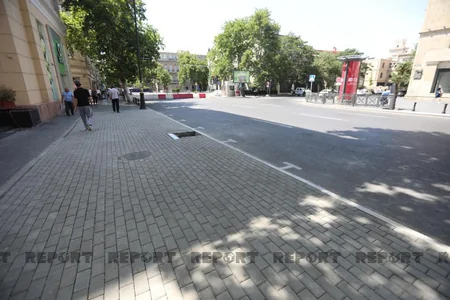 В Баку восстановлен тротуар на месте демонтированной незаконной парковки