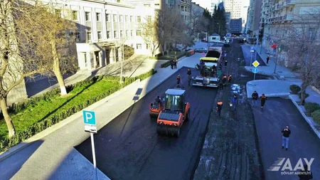 Bakının Bəsti Bağırova küçəsində asfaltlanma işləri aparılır