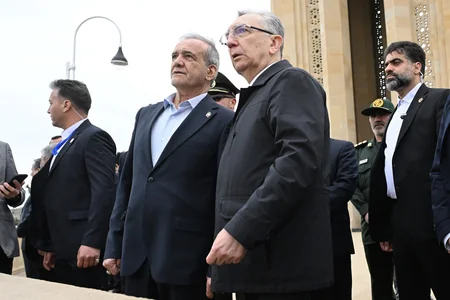 Iranian President Masoud Pezeshkian pays tribute to Azerbaijani martyrs in Baku