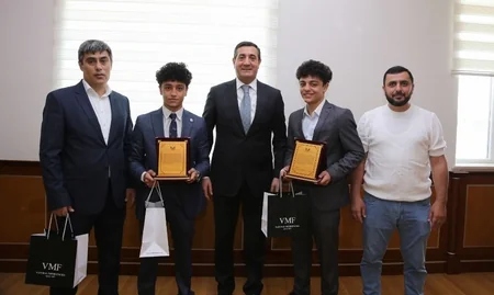 Завоевавшие медали на чемпионате Европы братья-боксеры награждены