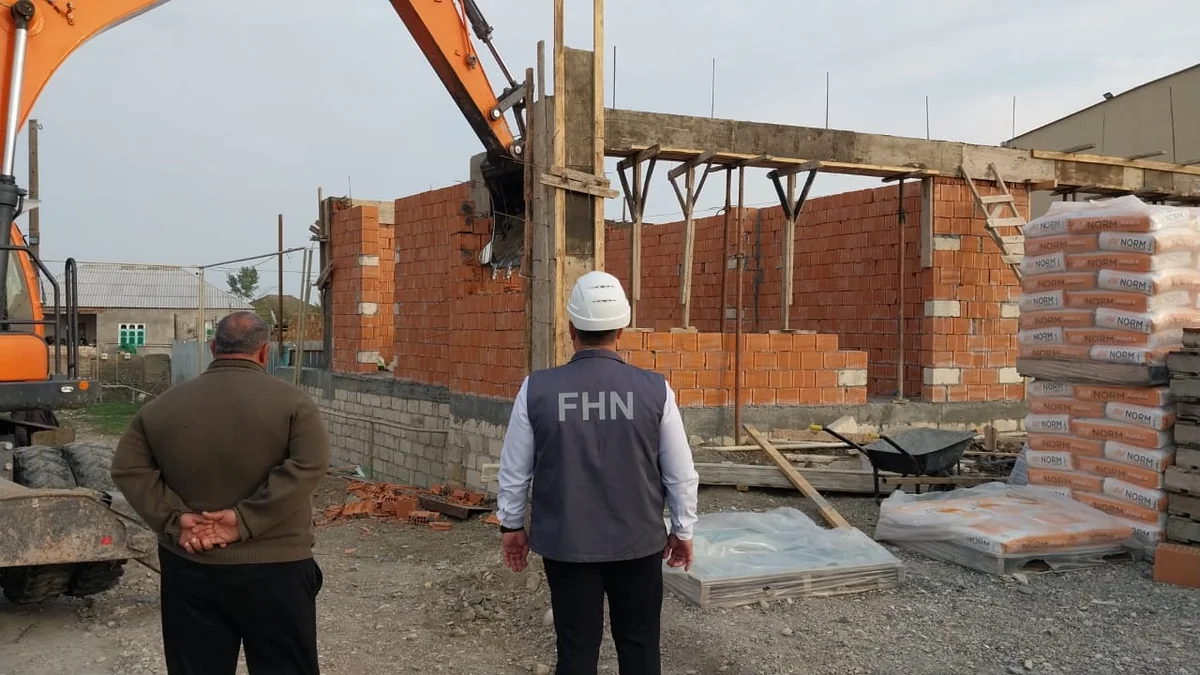 Yevlaxda qanunsuz tikili sökülüb