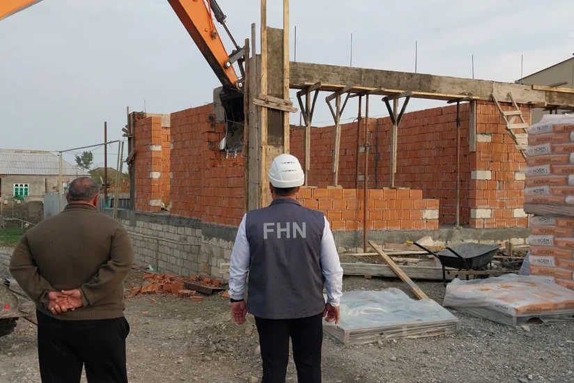 Yevlaxda qanunsuz tikili sökülüb