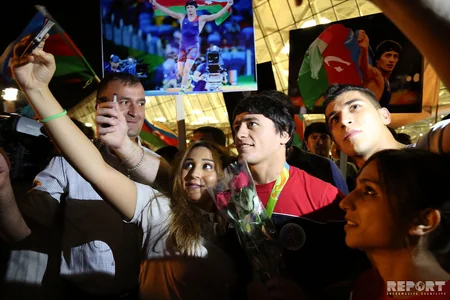 Azərbaycanın olimpiya yığması Vətənə dönüb - FOTOREPORTAJ