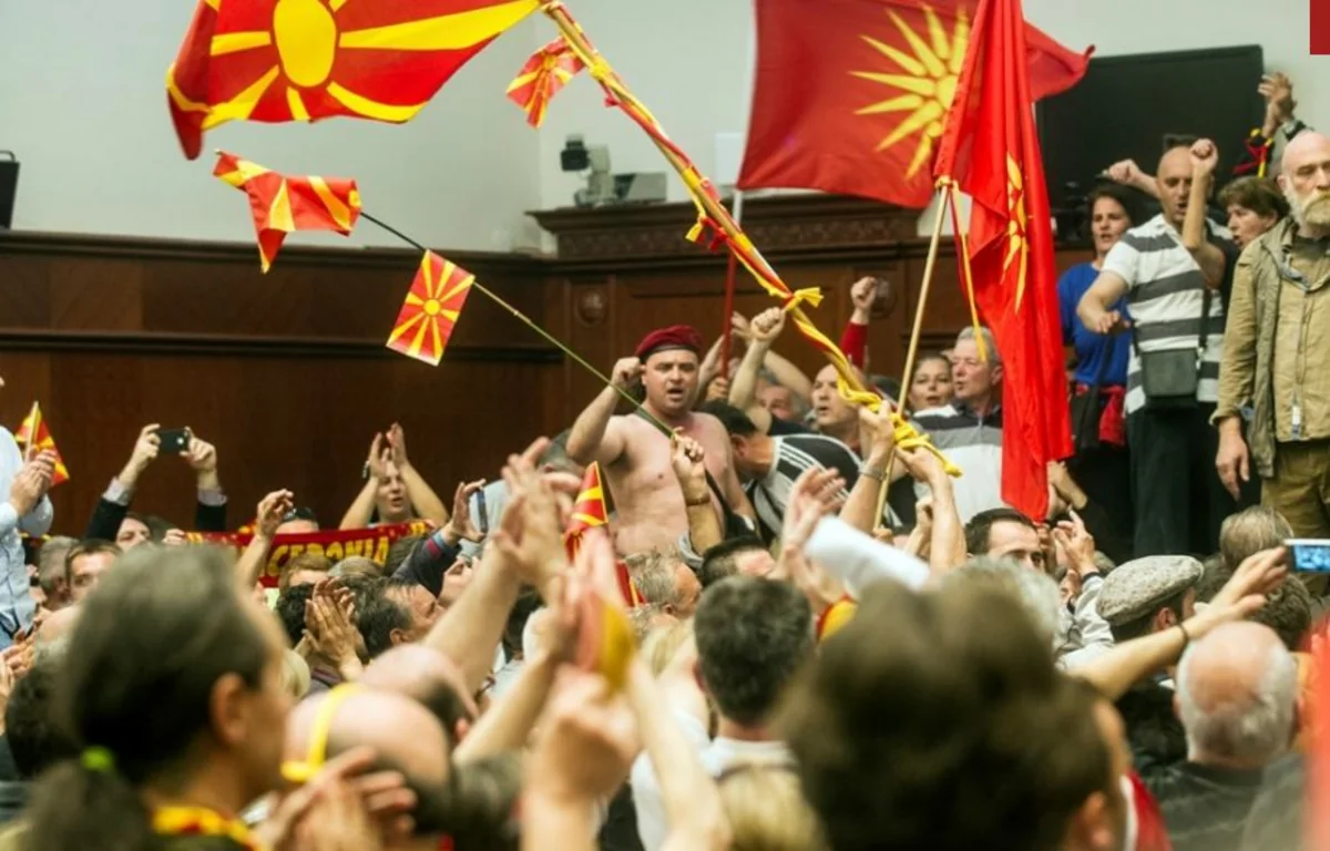 В Македонии протестующие ворвались в здание парламента - ВИДЕО