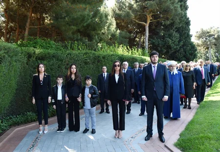 Azərbaycan Prezidenti Ümummilli Lider Heydər Əliyevin məzarını ziyarət edib