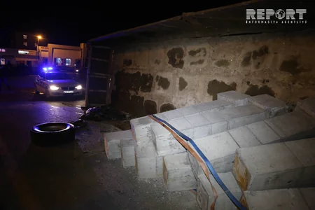Bakıda yük avtomobili minik maşınının üzərinə aşıb, xəsarət alan var - FOTO - VİDEO - YENİLƏNİB